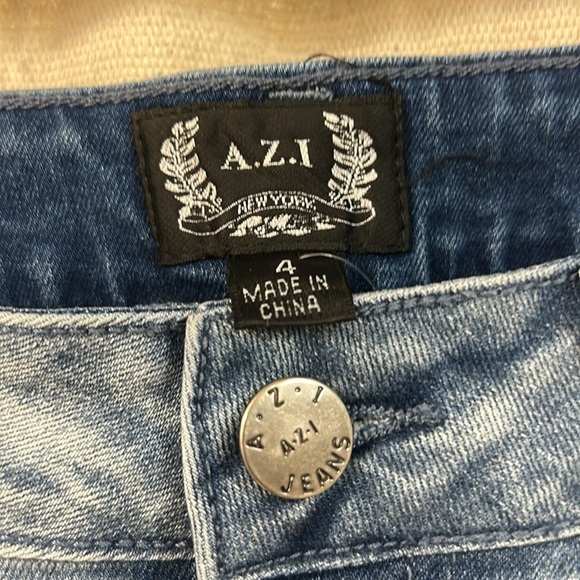 Blue Denim Cuffed Jeans with Button Details - A.Z.I - Picture 6 of 6